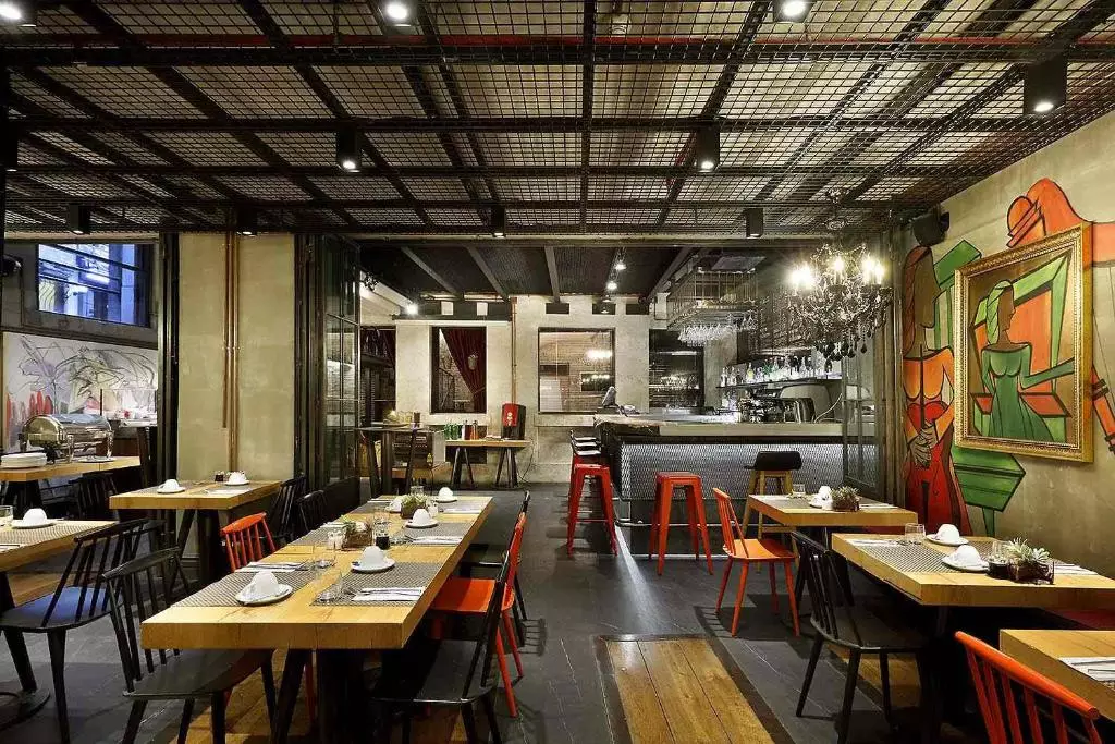 رستوران THE PUBLIC